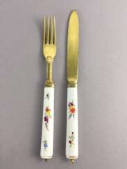 Besteck: Meissen Porzellan. Messer und Gabel Silber vergoldet mit Porzellangriffen.