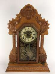 Portal-Uhr / Aufsatzuhr: Holzgehäuse, Boston manufactured by The E. Ingraham Co., um 1900, sehr gut.