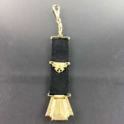 Chatelaine / Anhänger Taschenuhr: schwarzer Stoff mit vergoldeten Applikationen, Jugendstil um 1910, sehr schön.