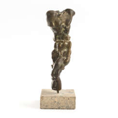 APPELT, Karl-Heinz (1940 Radebeul – 2013 Kahla). Torso gefesselt (Prometheus?), Jz.?, Bronze.