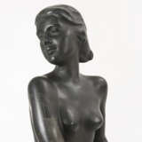 EICHLER, Theodor (zugeschrieben) (1868 Oberspaar - 1946 ebd). Bronzeskulptur stehender Frauenakt, unsigniert, Theodor Eichler. - фото 2