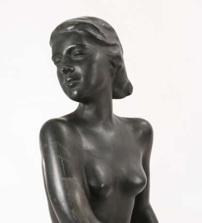 EICHLER, Theodor (zugeschrieben) (1868 Oberspaar - 1946 ebd). Bronzeskulptur stehender Frauenakt, unsigniert, Theodor Eichler. - Foto 2