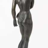 EICHLER, Theodor (zugeschrieben) (1868 Oberspaar - 1946 ebd). Bronzeskulptur stehender Frauenakt, unsigniert, Theodor Eichler. - Foto 4