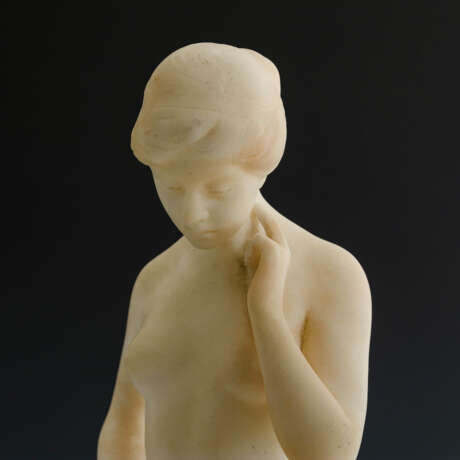 SENTER. Alabaster-Figur: Stehende Badende. - photo 4