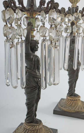 Paar Karyatiden-Kerzenleuchter mit Glasbehang 19. Jahrhundert - photo 3
