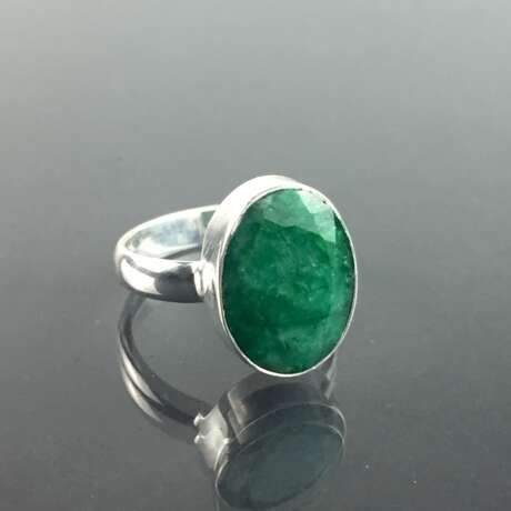 Zeitloser Ring mit großem leuchtendem Smaragd von ca. 8 Karat in Silber 925. - photo 2