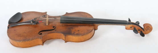 Geige auf innenliegendem Zettel bezeichnet: ''Mstr. Friedr. Wilh. Guthmann in Klingentahi 18 ?'' - фото 3