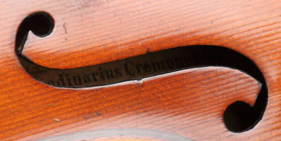 Geige mit 2 Bögen auf innenliegendem Zettel bez: ''Antonius Stradivarius Cremonensis Facibat Anno 1727'' - Foto 3