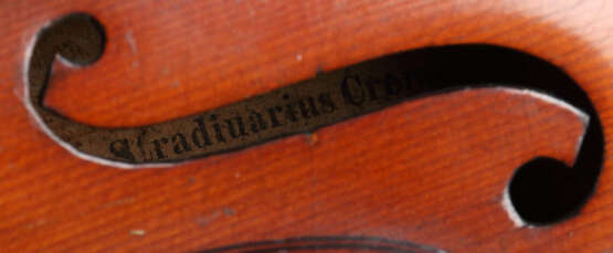 Geige mit 2 Bögen auf innenliegendem Zettel bez: ''Antonius Stradivarius Cremonensis Facibat Anno 1727'' - Foto 4