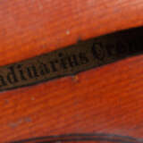 Geige mit 2 Bögen auf innenliegendem Zettel bez: ''Antonius Stradivarius Cremonensis Facibat Anno 1727'' - Foto 4