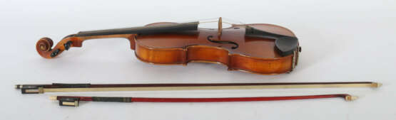 Geige mit 2 Bögen auf innenliegendem Zettel bez: ''Antonius Stradivarius Cremonensis Facibat Anno 1727'' - photo 6