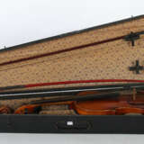 Geige mit 2 Bögen auf innenliegendem Zettel bez: ''Antonius Stradivarius Cremonensis Facibat Anno 1727'' - Foto 7