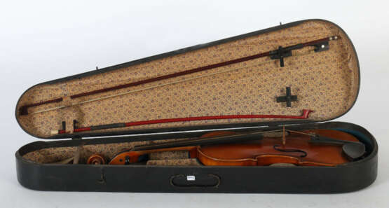 Geige mit 2 Bögen auf innenliegendem Zettel bez: ''Antonius Stradivarius Cremonensis Facibat Anno 1727'' - Foto 7