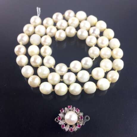 Perlenkette: Akoya-Zuchtperlen mit Weißgold-Schließe, 750 / 18K, mit Rubinen und Perle besetzt, hochwertige Handarbeit. - Foto 1