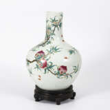 Große, museale Vase mit Pfirsichen und Pfirsichblüten - photo 2