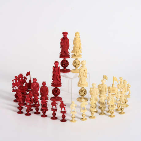 Schachspiel mit Elfenbeinfiguren - Foto 1