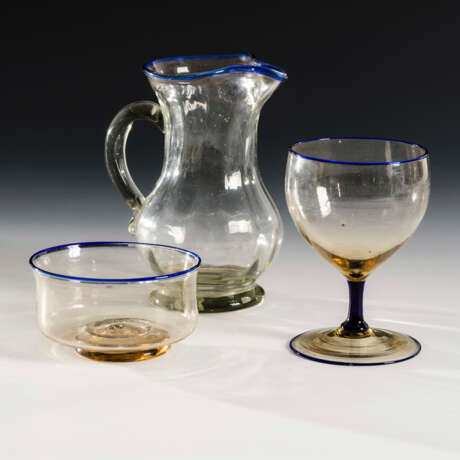 Krug, Weinglas und Schale mit Blaurand - Foto 1