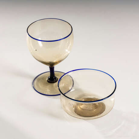 Krug, Weinglas und Schale mit Blaurand - photo 3