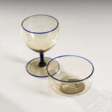 Krug, Weinglas und Schale mit Blaurand - Foto 3