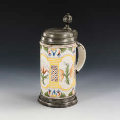 Barocker Fayence-Walzenkrug mit gelbem Pilasterdekor und Blumenreserven