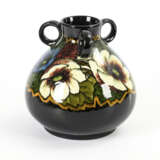 Jugendstil-Vase mit farbigen Blumen - Foto 1