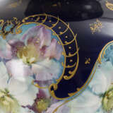Deckelvase mit kobaltblauem Teilfond und farbiger Blumenmalerei - photo 3