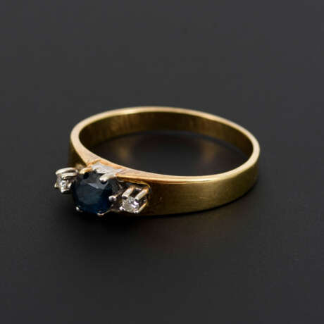 Ring mit Saphir und Diamanten - photo 1