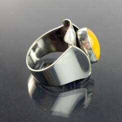 Designer-Ring: Goldfarbener Bernstein, Silber 835, Fischlandschmuck Ribnitz-Damgarten, Art-Deko, sehr gut.