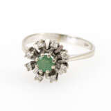 Ring mit Smaragd und Diamanten - Foto 2