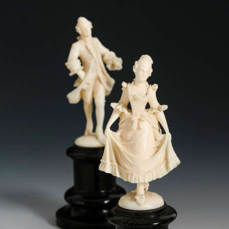 2 Elfenbeinfiguren: Rokoko-Dame und -Herr - photo 2