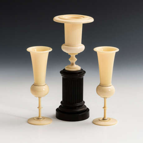 Vase und Vasenpaar aus Elfenbein - photo 1