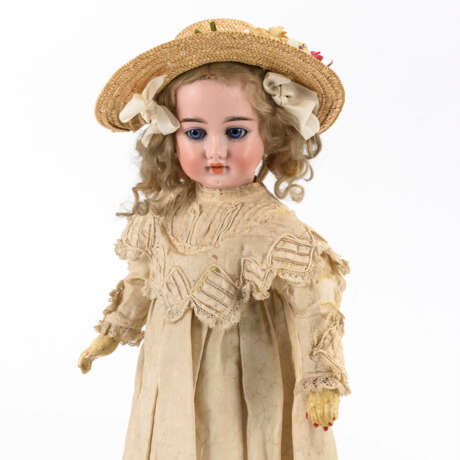 Blondes Puppenmädchen mit Strohhut - Foto 1