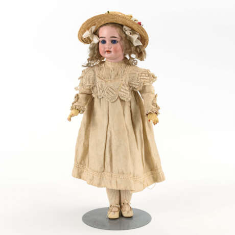 Blondes Puppenmädchen mit Strohhut - Foto 2