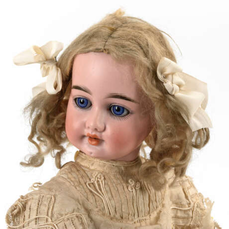 Blondes Puppenmädchen mit Strohhut - Foto 3