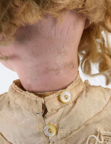 Blondes Puppenmädchen mit Strohhut - Foto 4