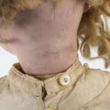 Blondes Puppenmädchen mit Strohhut - фото 4