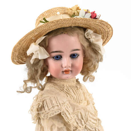 Blondes Puppenmädchen mit Strohhut - фото 5