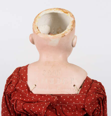 Brustkopfmädchen mit Strohhut - photo 3