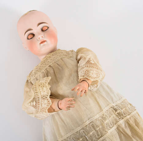 Ausdrucksvolles Puppenmädchen mit geschlossenem Mund - Foto 6