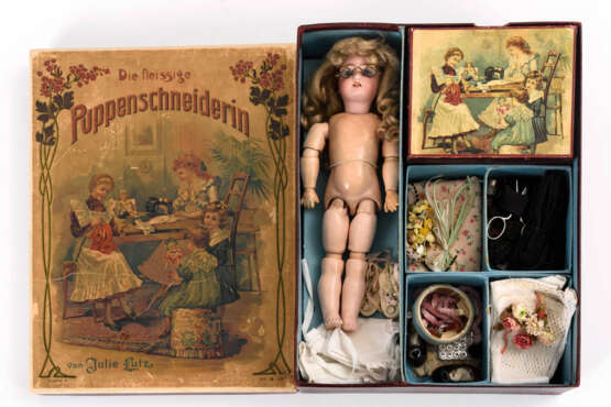 "Die fleißige Puppenschneiderin" mit Porzellankopfpuppe - Foto 3