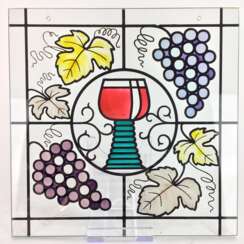 Fensterbild / ZierbilDurchmesser: Glas farbig staffiert mit Weintrauben und Weinlaub sowie Weinkelch, 20. Jahrhundert, sehr gut.