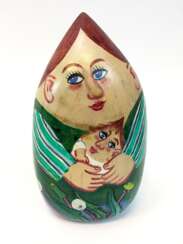 Lothar Sell (Treuenbrietzen 1939 – 2009 Meißen): Kleine grüne Frau mit Kind. Holz farbig gefasst, 2007, Unikat.