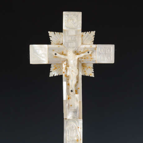 Kruzifix mit Boulle-Technik und Reliquienkreuz mit Perlmutt - photo 2