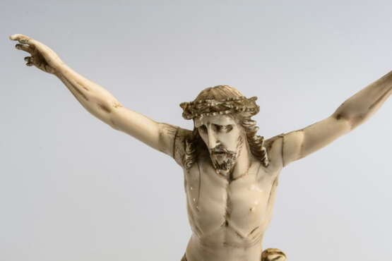 MIGEON, G. Großer Corpus Christi aus Elfenbein. - Foto 3