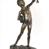 DE MARTINO, Giovanni (1870 Neapel - 1935). Große Bronzeskulptur Knabe mit gefangenem Krebs . - Foto 1