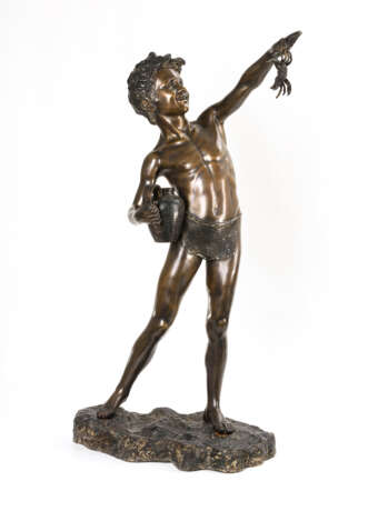 DE MARTINO, Giovanni (1870 Neapel - 1935). Große Bronzeskulptur Knabe mit gefangenem Krebs . - Foto 1