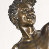 DE MARTINO, Giovanni (1870 Neapel - 1935). Große Bronzeskulptur Knabe mit gefangenem Krebs . - photo 2