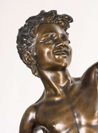 DE MARTINO, Giovanni (1870 Neapel - 1935). Große Bronzeskulptur Knabe mit gefangenem Krebs . - Foto 2