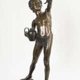 DE MARTINO, Giovanni (1870 Neapel - 1935). Große Bronzeskulptur Knabe mit gefangenem Krebs . - photo 3