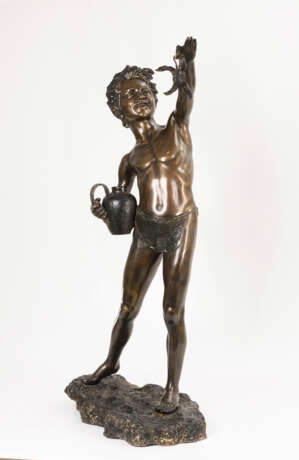 DE MARTINO, Giovanni (1870 Neapel - 1935). Große Bronzeskulptur Knabe mit gefangenem Krebs . - Foto 3